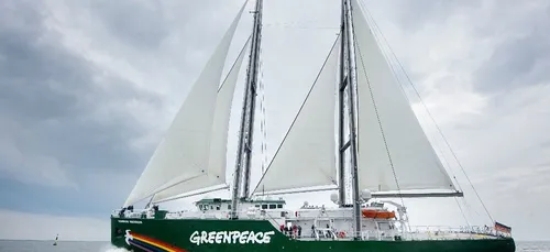 Bordeaux : le Rainbow Warrior III en visite dans le Port de Lune