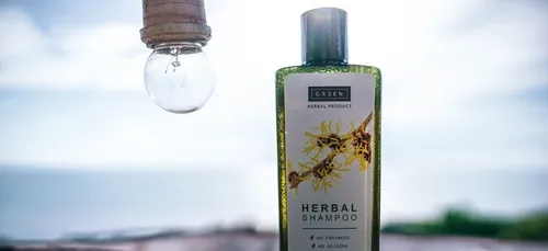 Elle achète du shampoing rempli de crème dépilatoire et perd tous...