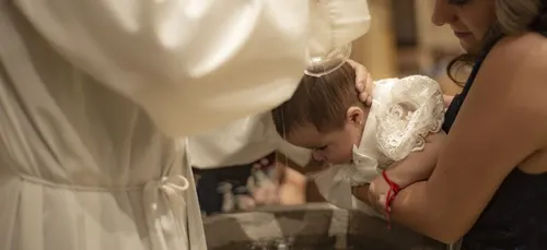 Un prêtre violente un enfant pendant son baptême (vidéo)