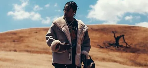 "Look Mom I Can Fly " : Travis Scott foule le tapis rouge avec...