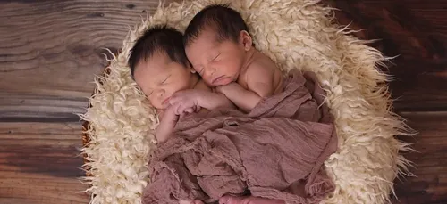 Record : une femme de 74 ans a donné naissance à des jumelles (photos)