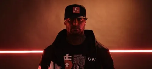 Booba joue à la dinette avec sa fille et fait craquer la toile (vidéo)