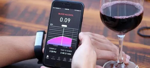 Ce bracelet connecté vous alerte lorsque vous buvez trop d’alcool
