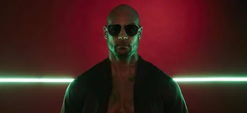 Critiqué par un célèbre chanteur de variété française, Booba passe...