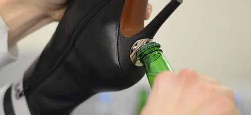 Une célèbre marque dévoile des bottines à talons avec décapsuleur...