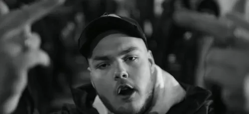 Rémy dévoile la cover de son futur album dans son clip "Notes de...