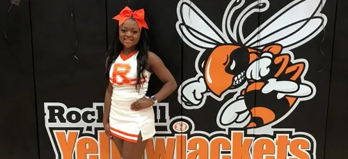 En pleine parade, une pom-pom girl sauve un enfant en train de...