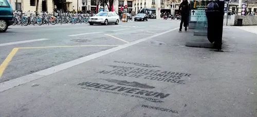 Bordeaux : des publicités éphémères sur les trottoirs.