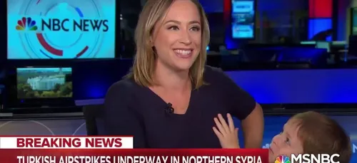 Une journaliste est interrompue en plein direct par son fils (Vidéo)