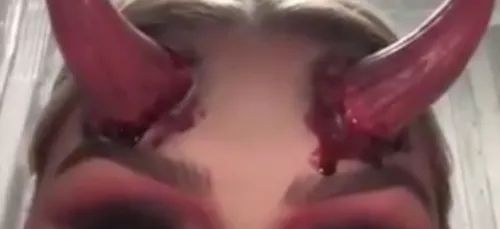 Halloween : elle reste coincée avec des cornes de démon sur le...