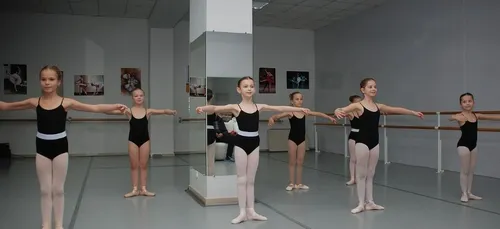 Sa prof l'oblige à faire le grand écart, la fillette devient...