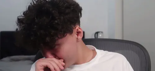 Fortnite : un joueur pro s’effondre après avoir été banni à vie du...