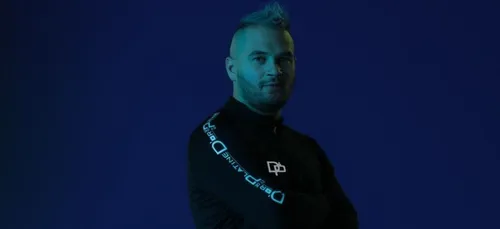 "C'est pas des lol" : Jul dévoile la cover de son futur album !...