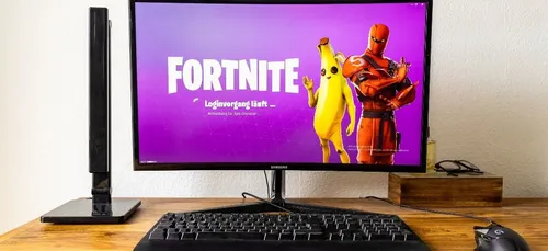 Un ado installe un écran géant dans le train pour jouer à Fortnite...