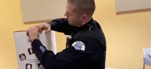 Un policier fond en larmes en ouvrant son émouvant cadeau de Noël...