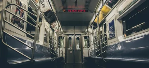 Un homme tente de kidnapper une femme dans le métro aux yeux de...