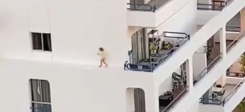 La vidéo d’une petite fille marchant au-dessus du vide sur un...