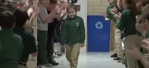 Un garçon de 6 ans survit au cancer, ses camarades lui font une...