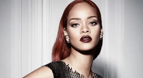 Rihanna : son émotion aux funérailles de son cousin assassiné (Vidéos)