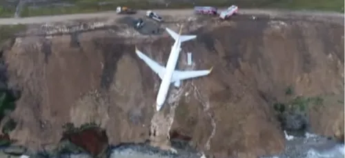 Un avion rate son atterrissage et termine sa course au bord d’une...