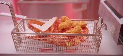 Quand Crocs collabore avec KFC et lance une chaussure qui sent...le...