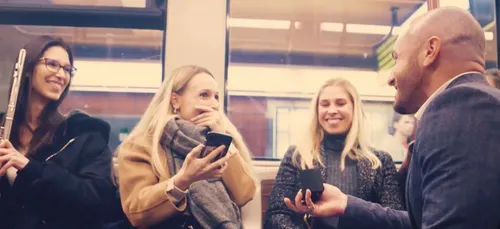 Cette demande en mariage dans le métro fait le tour de la toile...