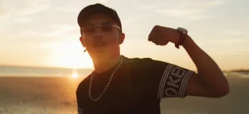 La réaction de RK après avoir reçu un pain au chocolat en plein...