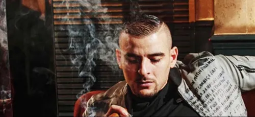 Fianso dévoile un nouveau single et débarque dans un quartier de...