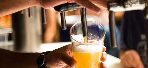 Un patron de bar faisait passer ses clients par l’arrière pour...