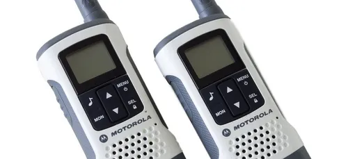 Un papa envoie par drone un talkie-walkie à la copine de sa fille...