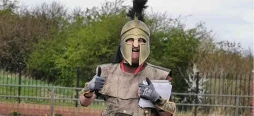 Coronavirus : ce facteur se déguise pour distribuer le courrier et...