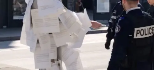 Un homme sort entièrement recouvert de 150 attestations de...