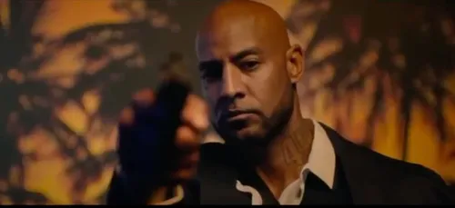 Booba se transforme en James Bond dans une parodie hilarante (vidéo)