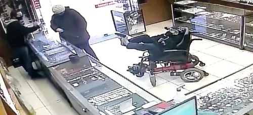 Muet et en fauteuil roulant, il parvient à braquer un magasin...
