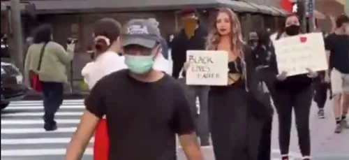 Des influenceuses font scandale lors des manifestations pour George...