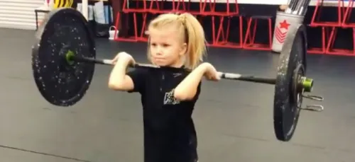 Une haltérophile de 7 ans choque les internautes (Vidéos)