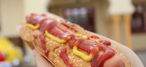 Il bat un record mondial et mange 75 hot-dogs en 10 minutes (vidéo)