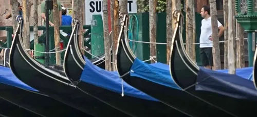 Venise : les canaux sont vides et les gondoles dans la boue