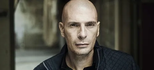 Akhenaton doute de la dangerosité du Covid-19 et de l’utilité du...