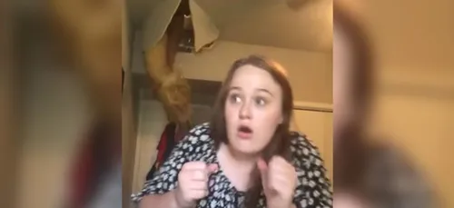 Alors qu’elle enregistre une vidéo dans sa chambre, sa mère...