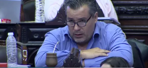 Un député argentin suspendu après avoir embrassé le sein de sa...