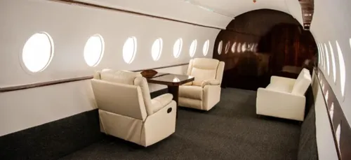 Quand les influenceurs louent un faux jet privé pour obtenir des...