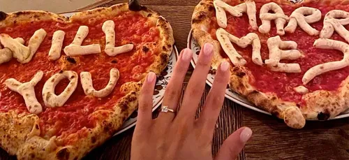 Il demande sa compagne en mariage avec des pizzas (vidéo)