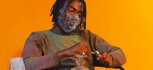 Koba LaD balance un extrait du morceau "Coffre plein" avec Maes et...