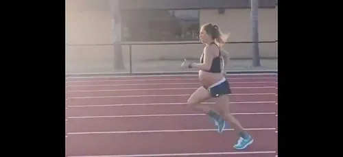 Enceinte de 9 mois, elle court 1,6km en moins de 6 minutes pour un...