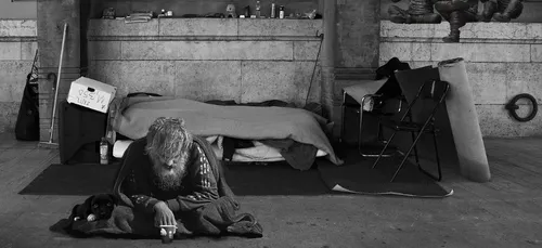 Un SDF met le feu à une poubelle pour pouvoir repartir en prison et...