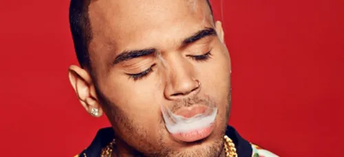 Chris Brown passe de la drogue en direct à la télévision (Vidéo)