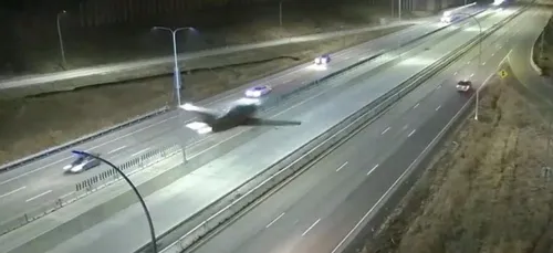 Un petit avion réalise un atterrissage d'urgence sur une autoroute...