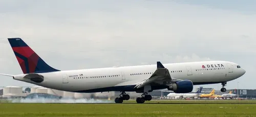 Deux passagers sautent d’un avion avec leur chien juste avant le...