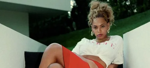 Beyoncé est de retour sur Instagram après un mois de silence (Photos)